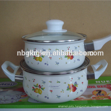 enamel saucepan set with a round body of the pot